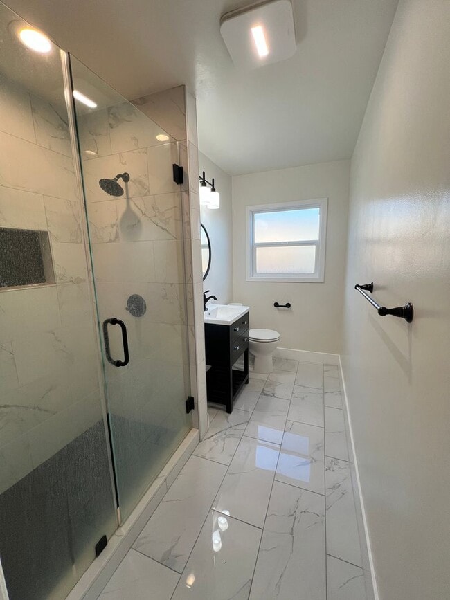 Building Photo - Beautifully Maintained 3 bedroom home