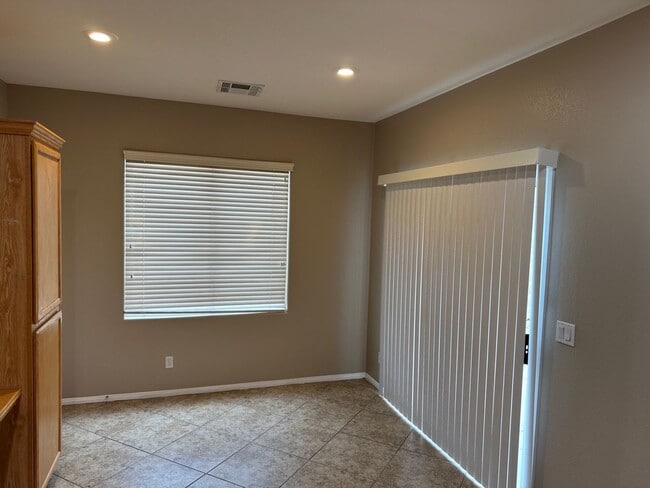 Building Photo - Single story town home with 3 bedrooms and 2 bath in Summerlin