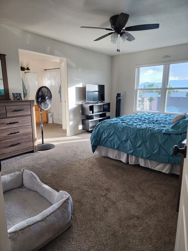 Building Photo - Stunning 2-Story 4 Bedroom Home With Finis...