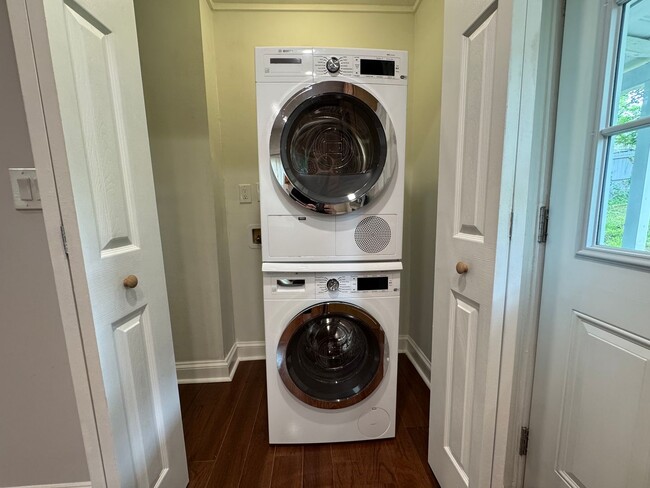 Building Photo - 2 Bedrooms, 2 Bathroom - Home in Downtown ...
