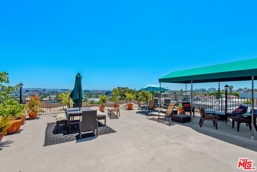 Building Photo - 8550 Holloway Dr