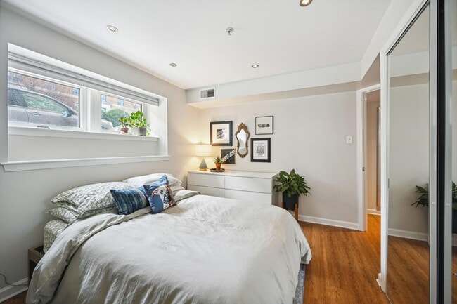 Building Photo - 1BR/1BA w/ Private Patio in DuPont Circle! Location, Location, Location!