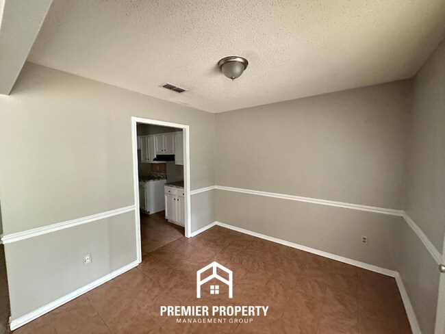 Building Photo - Charming 3BR/2BA in Country Brook | Vaulted Ceilings, Fireplace & Fenced Yard