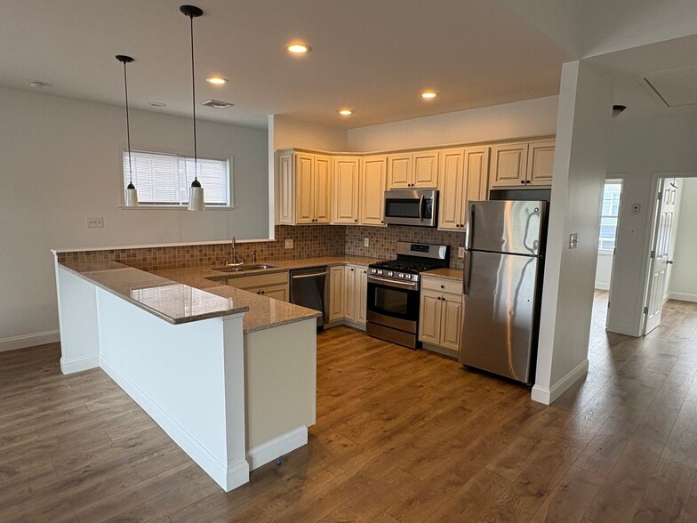 Building Photo - 4524 Edgemont St