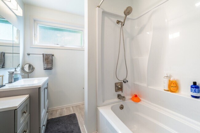 Building Photo - 4bd/1.75ba Shoreline Home