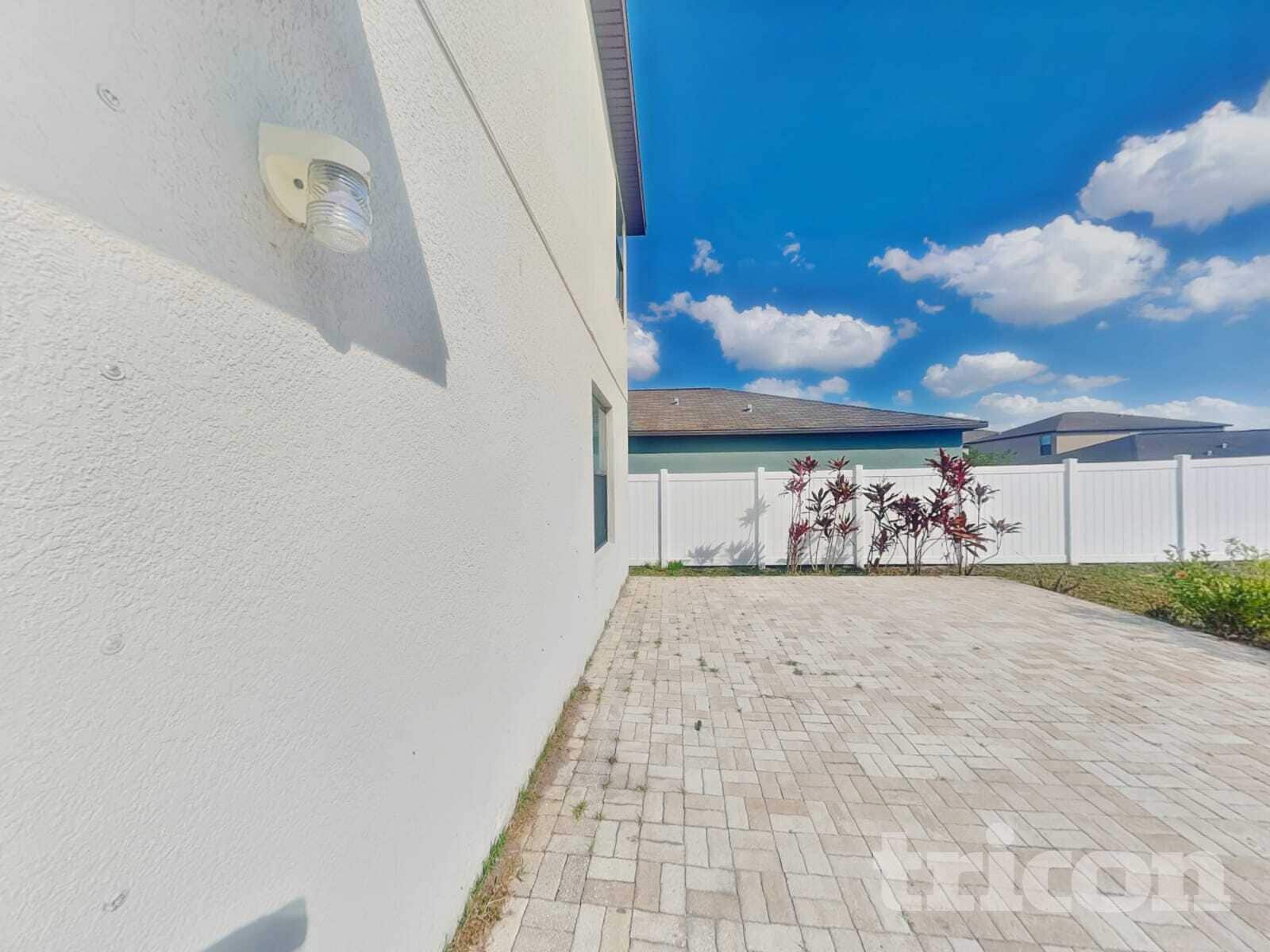 Building Photo - 14812 Crescent Rock Dr