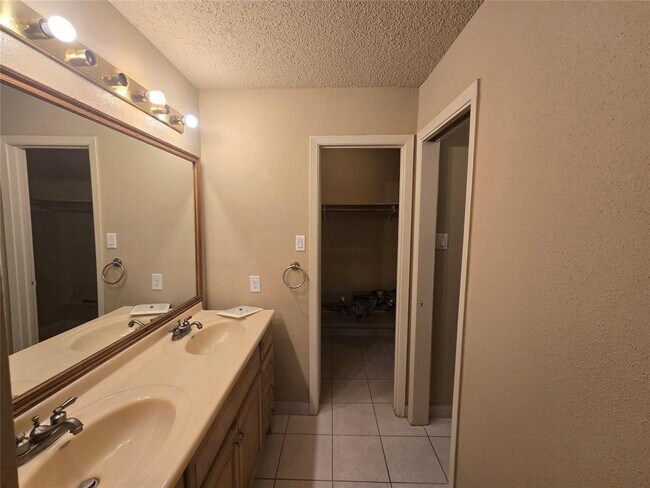 Building Photo - 10711 Forest Leaf Dr