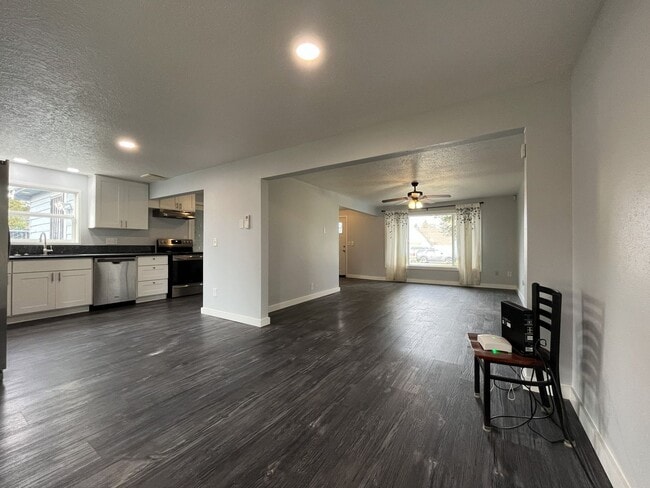 Building Photo - Updated Single-Level 3BD/2BA Home with Stainless Appliances, Expansive Yard & Flexible Layout