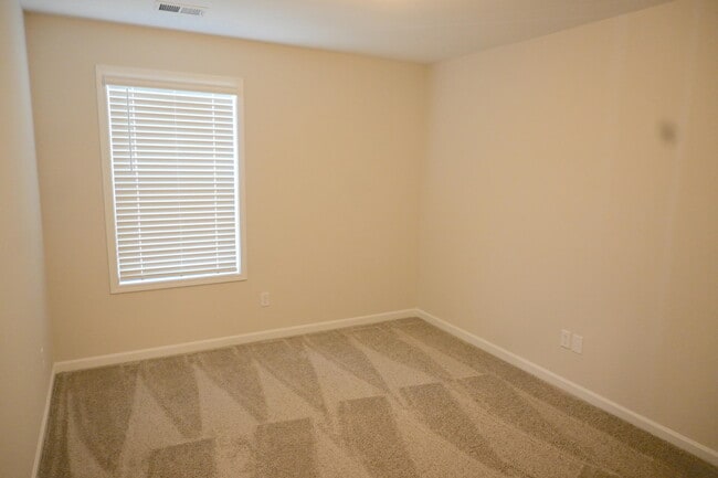 Building Photo - 692 Manitou Cir