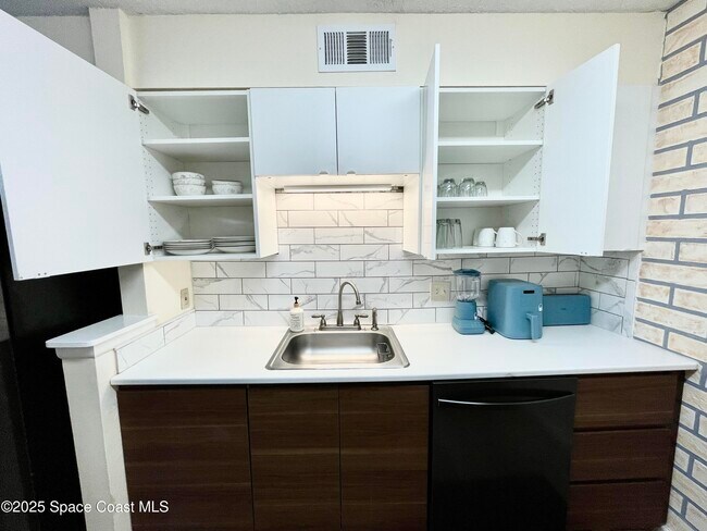 Building Photo - 225 S Tropical Trail