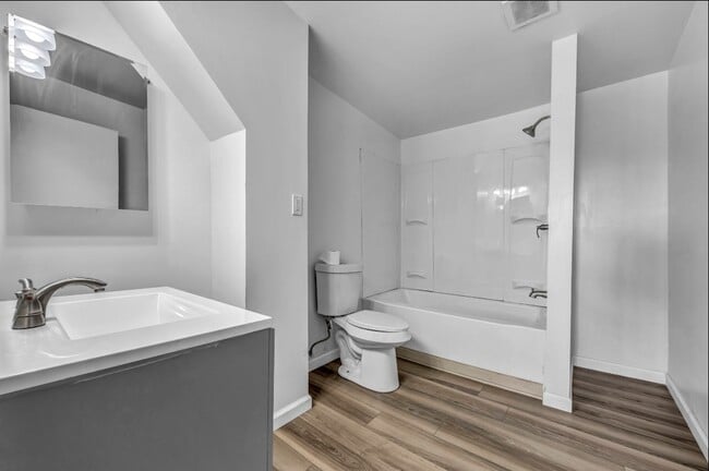 Building Photo - 1261 E 123rd St