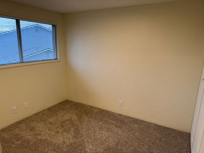 Building Photo - Beautifully updated 2 bedroom 1.5 bath duplex in Springfield!