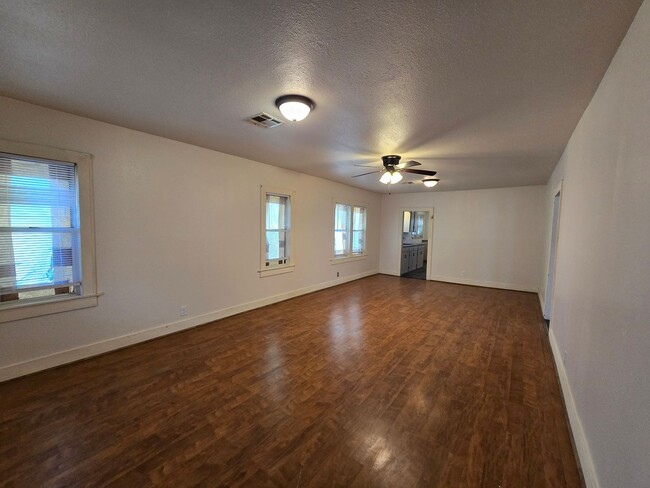Building Photo - 617 N Bonita Ave