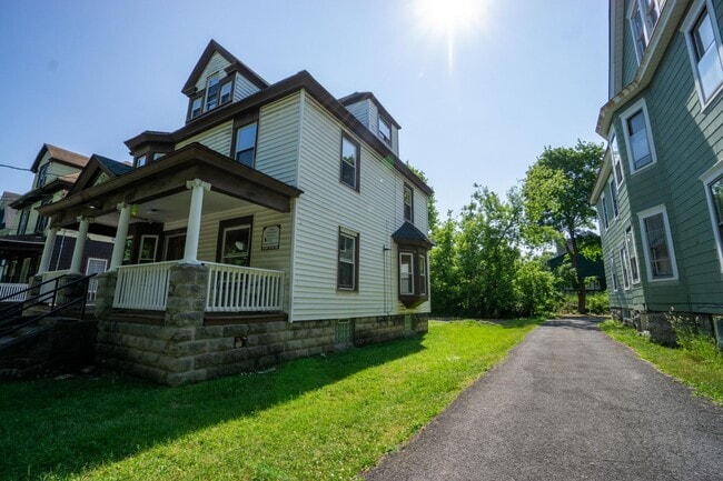 Building Photo - Beautiful One Family Home  Available 6/1/26