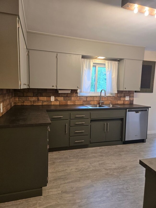 Building Photo - Spacious Single-Story 3 Bed / 2 Bath Home in Federal Way