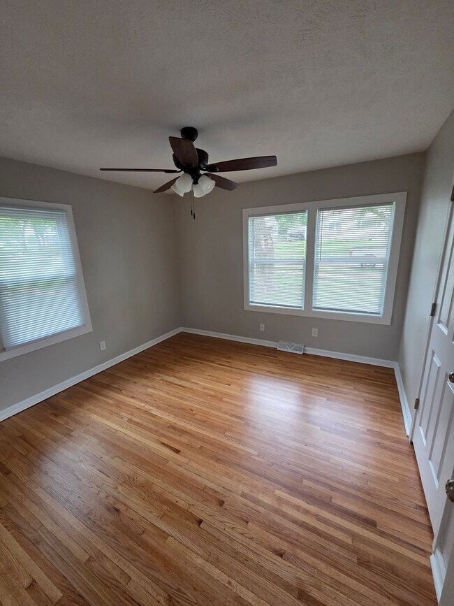 Building Photo - 3 bed, 2 bath, 1 car detached garage!
