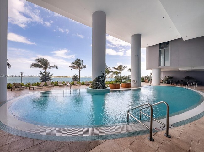 Building Photo - 700 NE 24th St