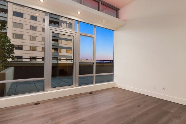 Building Photo - Gallery Penthouse Condo ~ Belltown