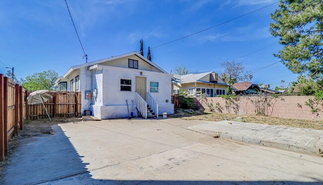 Building Photo - Charming 3 bedroom, 3 bath!