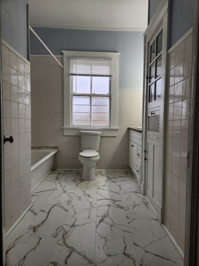 Bathroom 1 - 6 Fontainebleau Dr