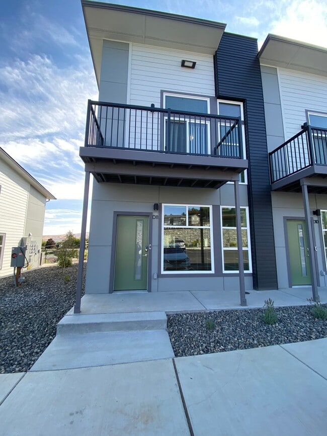 Building Photo - Pool Days, Pickleball Nights, and Plenty of Space!