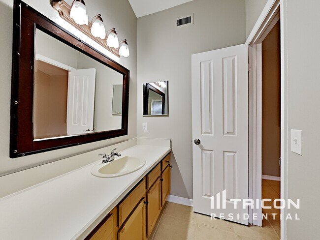 Building Photo - 707 Sand Ridge Dr