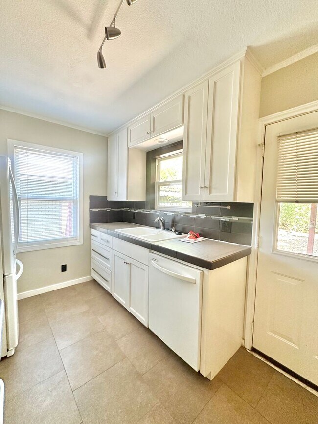 Building Photo - 2 Bed/1 Bath in Austin, TX