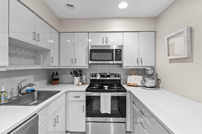 Building Photo - 100 Shearwater Ct E