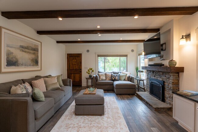 Building Photo - Forest Avenue Hideaway