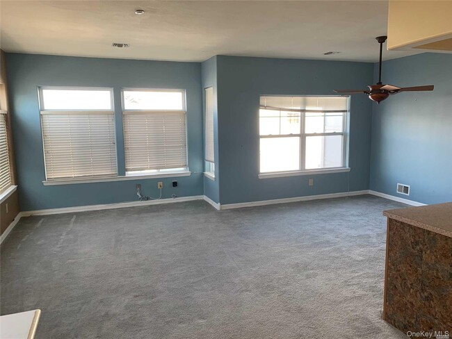 Building Photo - 75-18 Aquatic Dr