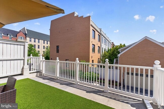 Building Photo - 619 E Custis Ave