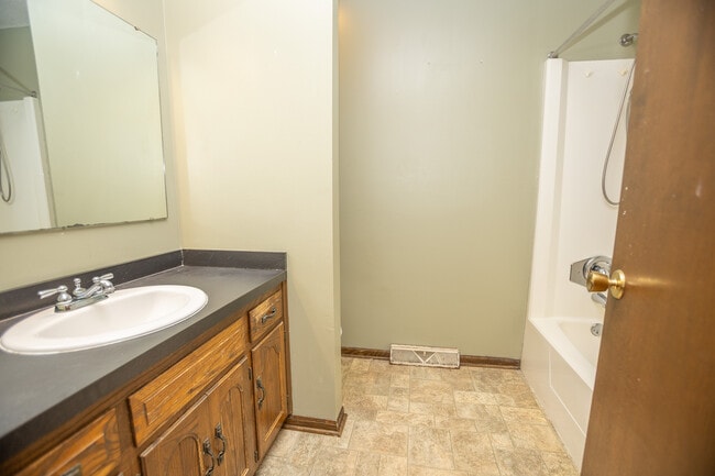 Building Photo - 131 Cresent Dr