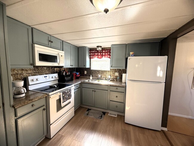 Building Photo - BEAUTIFULLY REMODELED 3 BED 1.5 BATH ON DO...