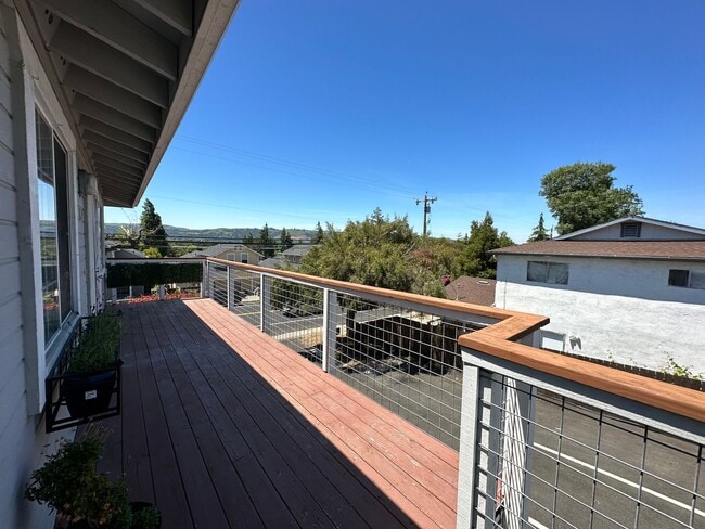Building Photo - Top Floor of Benicia Duplex
