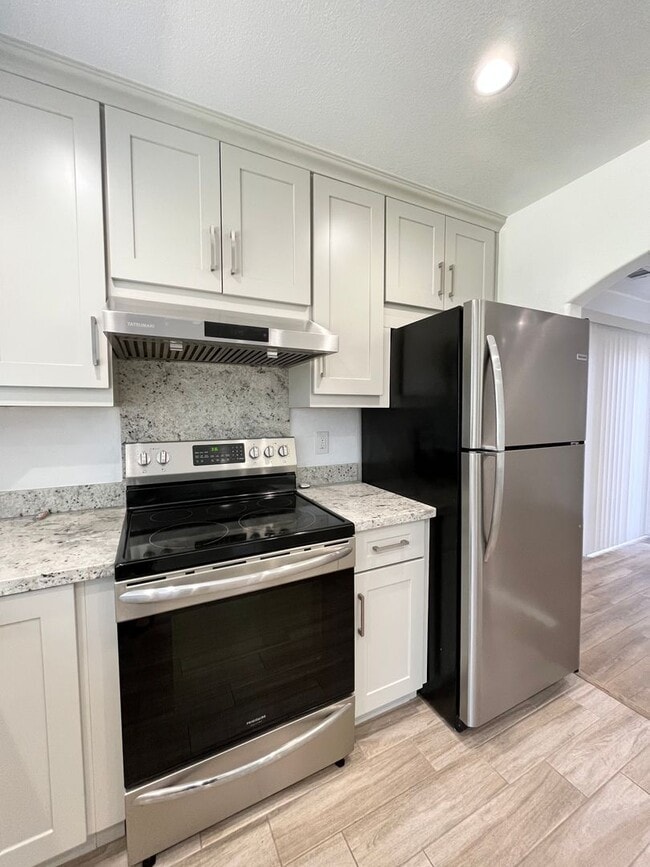 Building Photo - 3 bedroom, 2 bath home on a corner lot clo...