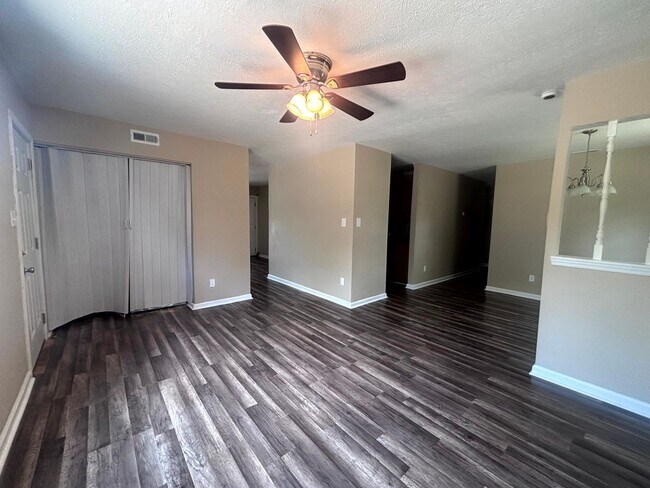Building Photo - 5523 Livingston Dr