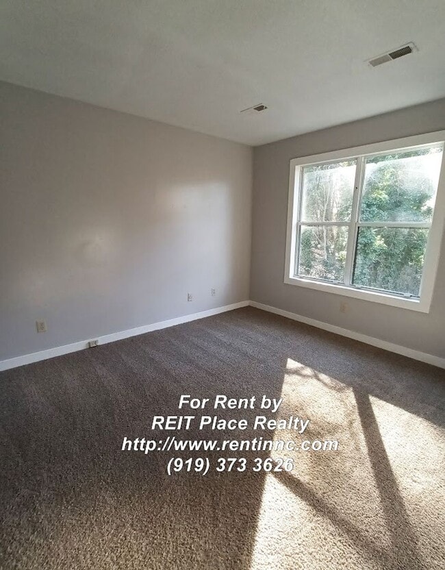 Building Photo - 3 Bed 2 Bath w/ Master Bed downstairs near Crossroads Plaza, REI