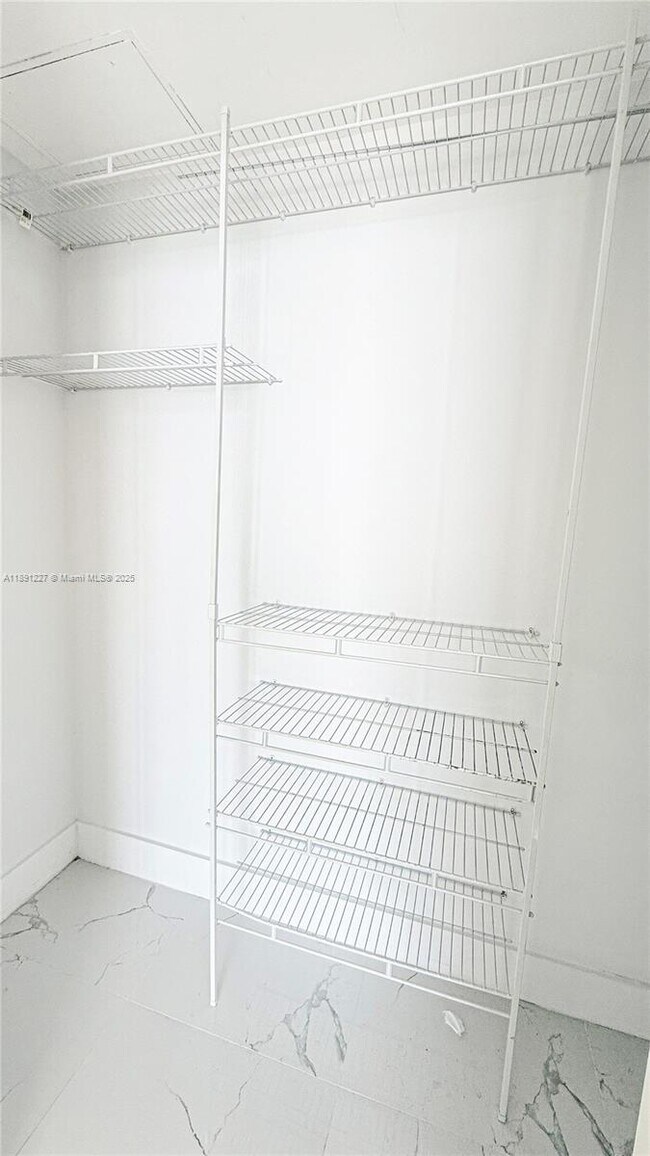 Building Photo - 1300 Brickell Bay Dr