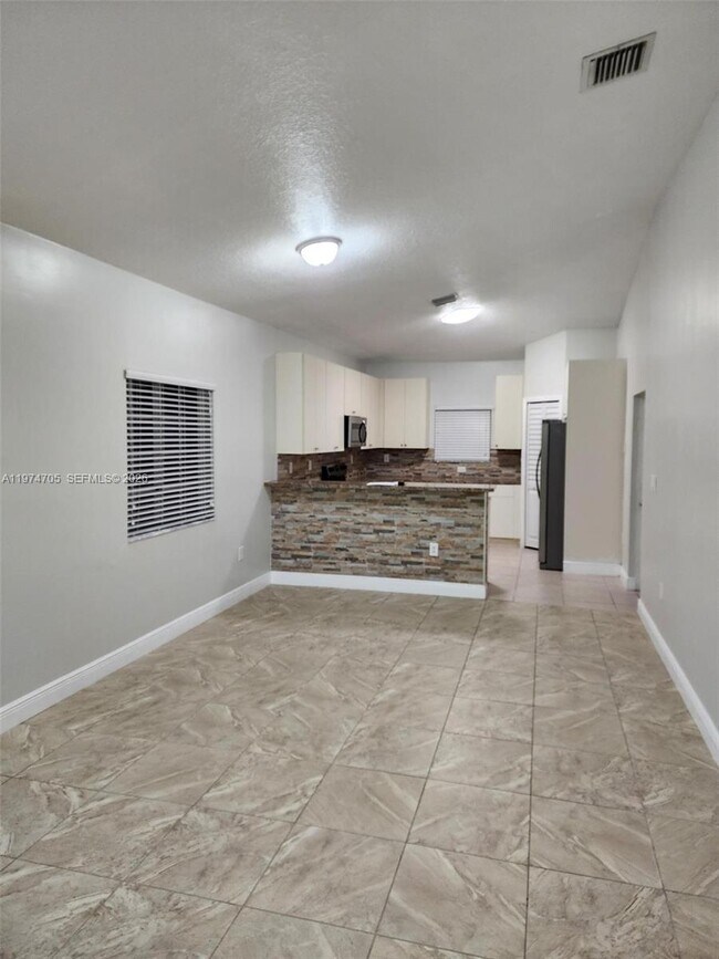 Building Photo - 1231 NE 32nd Ave