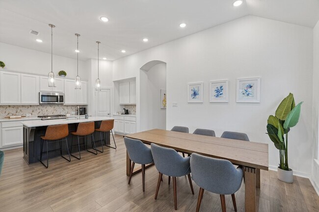 Building Photo - 8145 Overland Grv