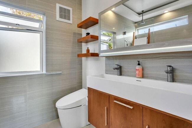 Building Photo - Gorgeous ocean view home at Windansea Beach!