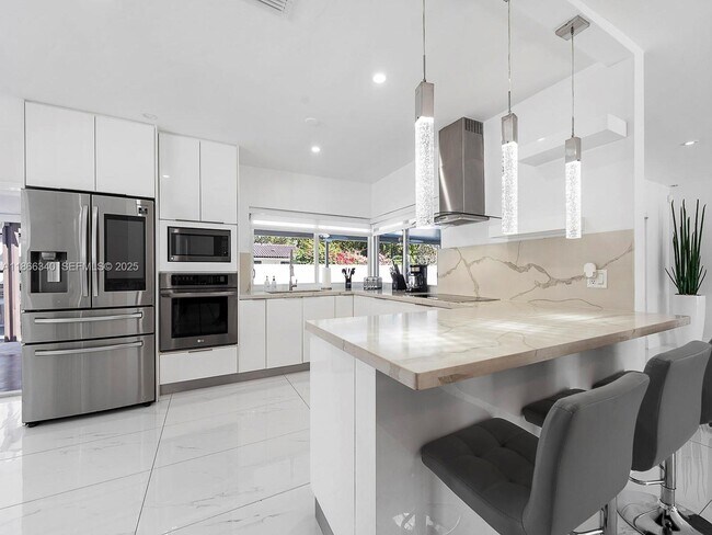 Building Photo - 6951 Miami Lakeway S