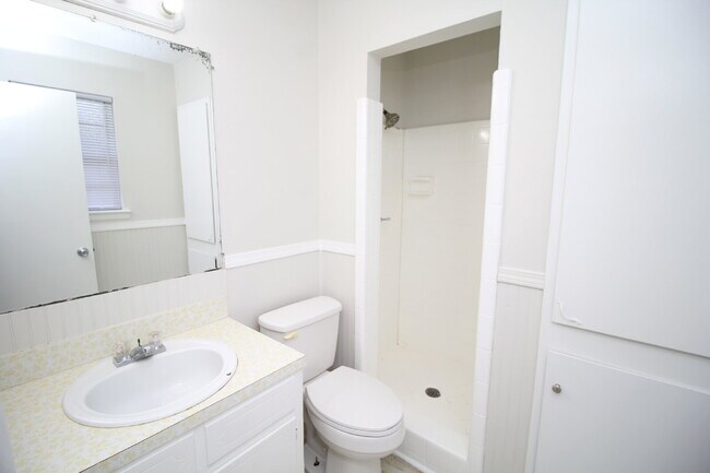 Building Photo - Hamilton Bridge Estates 3BR Brick Home Near Hwy 90, No Carpet & Open Living Space