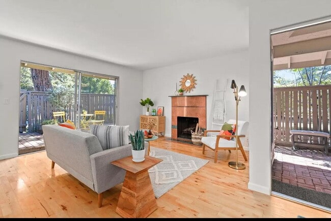 Building Photo - "Charming 1-Bed Santa Cruz Retreat with El...