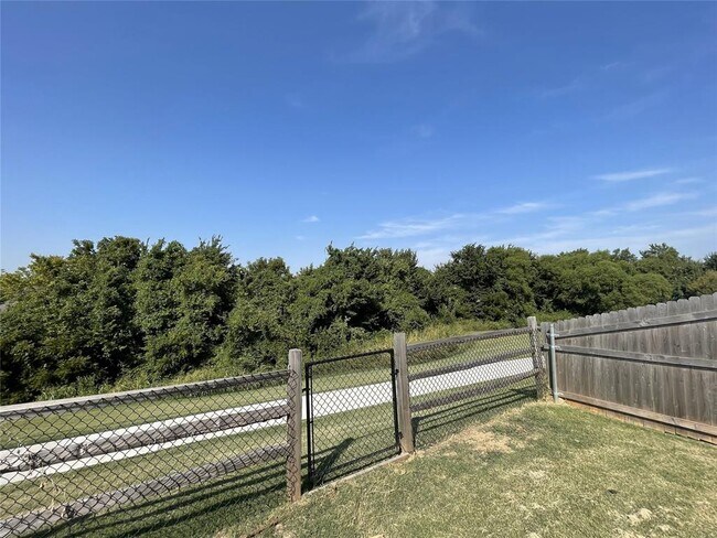 Building Photo - 413 Irish Ln