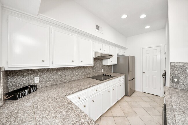 Building Photo - 5515 Strack Rd
