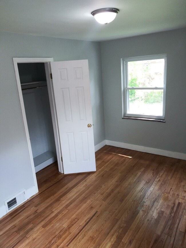 Building Photo - 3 Bed/1 Bath - Single Family Brick Home - Available now!