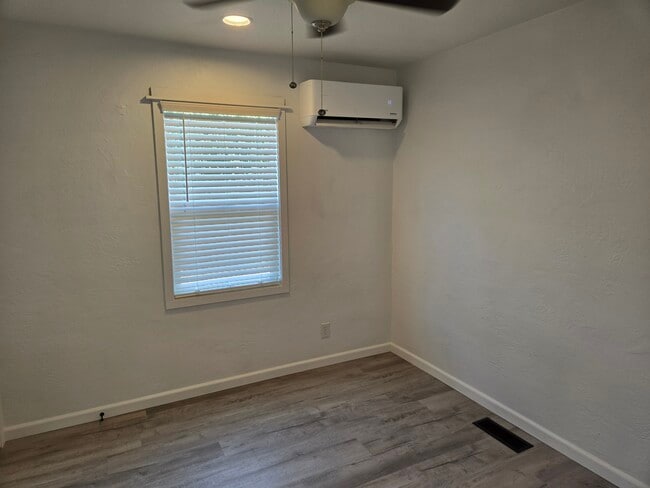 Building Photo - Levens St Duplex