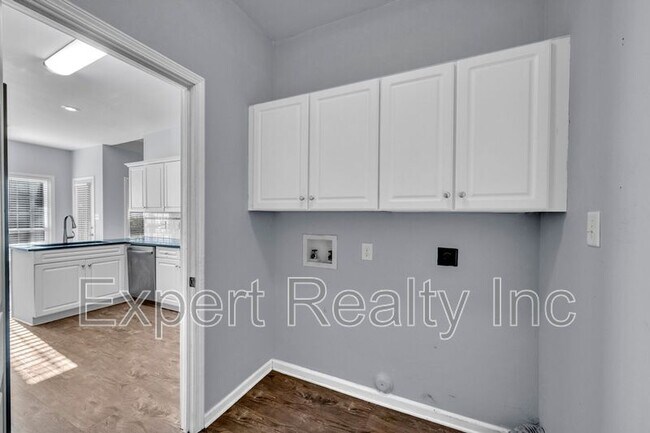 Building Photo - 8235 Wynwood Dr