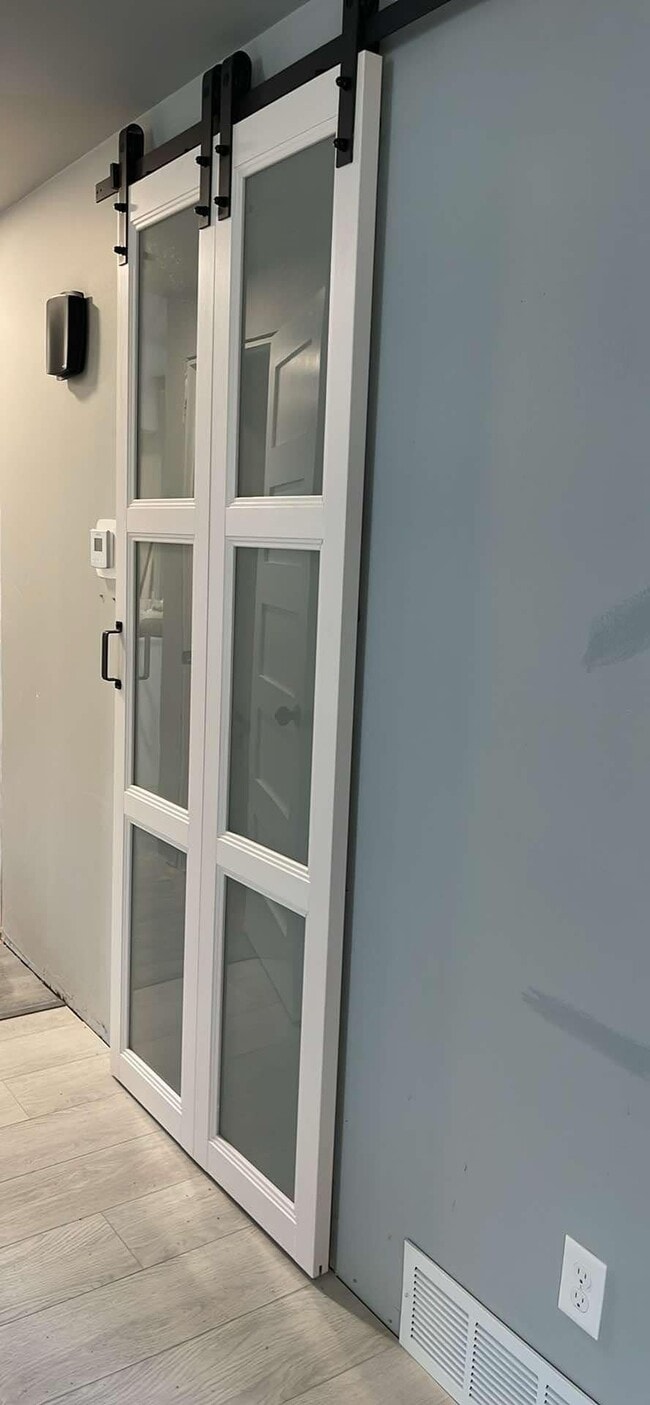 Building Photo - 817 N Hawthorne Dr